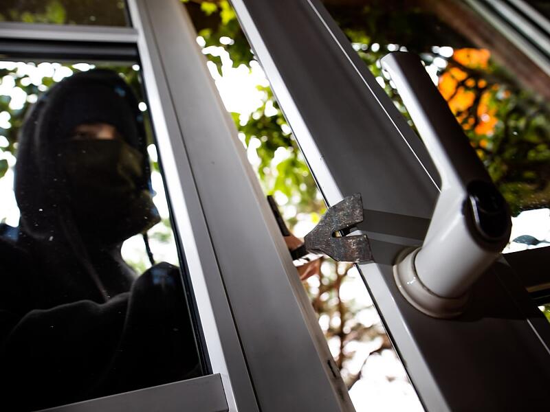 Gestelltes Symbolbild Einbruch