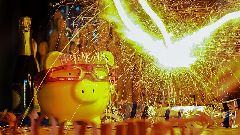 Das Zünden von Böllern will gelernt sein, sonst endet der Silvesterabend leicht in der Notaufnahme. Diese Wünsche hat das Polizeipräsidium Unterfranken für die Silvesternacht. Das Zünden von Böllern will gelernt sein, sonst endet der Silvesterabend leicht in der Notaufnahme. Diese Wünsche hat das Polizeipräsidium Unterfranken für die Silvesternacht.