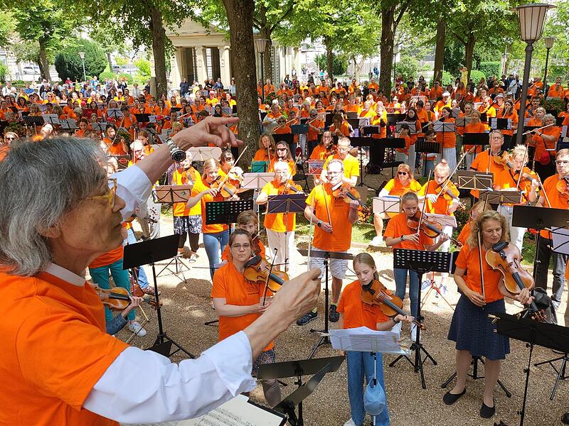 Die 600 Teilnehmerinnen und Teilnehmer schauen aufmerksam zu Kent Nagano auf die B&uuml;hne.