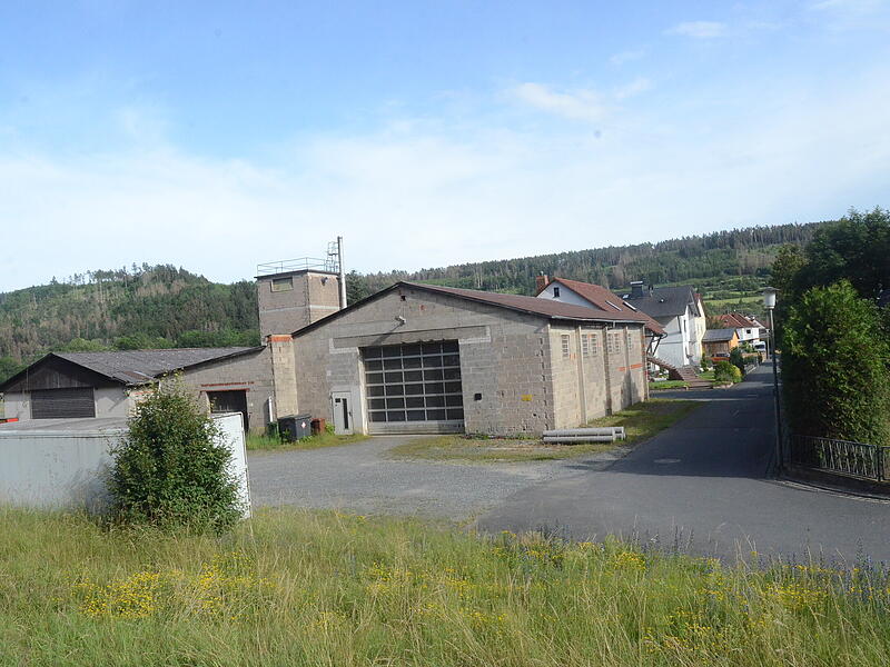 Hier im Stadtteil Höfles soll die bestehende Gewerbehalle abgerissen werden. Auf dem Grundstück wird ein Mehrfamilienhaus mit zwölf Wohnungen entstehen.