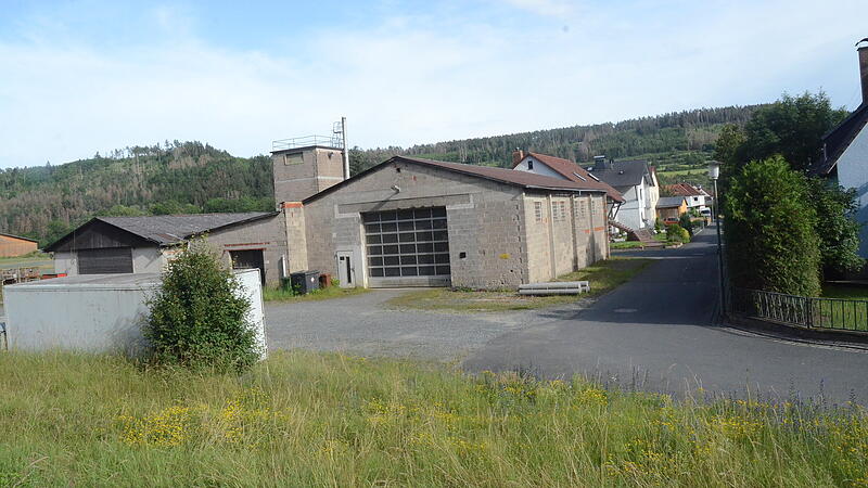 Bau-, Stadtentwicklungs- und Wirtschaftsausschuss Stadt Kronach Wohnungsbauanträge Hier im Stadtteil Höfles soll die bestehende Gewerbehalle abgerissen werden. Auf dem Grundstück wird ein Mehrfamilienhaus mit zwölf Wohnungen entstehen.