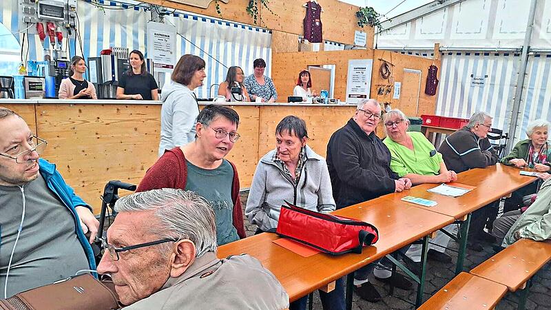 Bewohnerinnen und Bewohner beim geselligen Backofenfest in Schondra.Lisa B&ouml;hme
