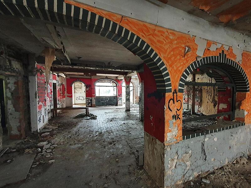 &bdquo;Willkommen in der H&ouml;lle&ldquo;, steht an der Wand geschrieben. Die ehemalige Gaststube des Roten Ochsen ist eine Ruine.