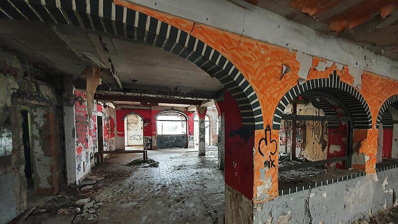 &bdquo;Willkommen in der H&ouml;lle&ldquo;, steht an der Wand geschrieben. Die ehemalige Gaststube des Roten Ochsen ist eine Ruine.