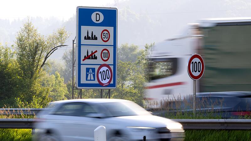 Greenpeace-Aktion für Tempolimit auf Autobahnen Greenpeace-Aktion für Tempolimit auf Autobahnen