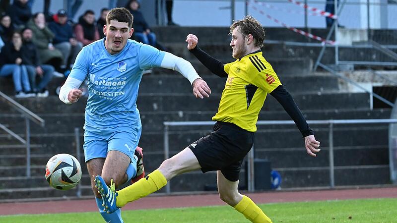 Christoph Kormann (l.) vom TSV Ebermannstadt nimmt gegen M&ouml;hrendorfs J&ouml;rg Lippert Fahrt auf.Forchheim & Fr&auml;nkische Schweiz