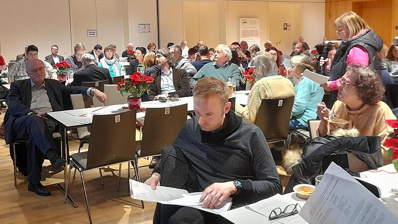 Stehend (links) verfolgt der im Amt bestätigte Awo-Kreisvorsitzende Klaus Stieringer die Kreiskonferenz in Hallstadt. Stehend (links) verfolgt der im Amt bestätigte Awo-Kreisvorsitzende Klaus Stieringer die Kreiskonferenz in Hallstadt.