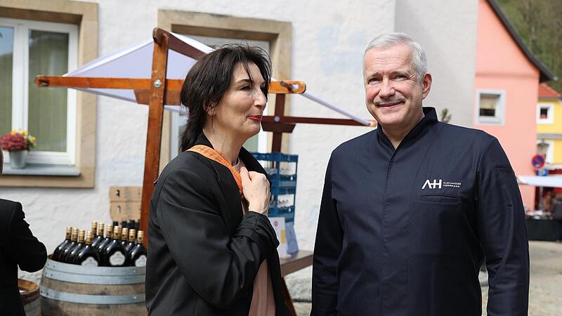 Alexander Herrmann mischte sich unters Volk und nahm sich Zeit für persönliche Worte. Beim Food-Festival „Zu Tisch!“ gab es kulinarische Köstlichkeiten aus der Region. Alexander Herrmann mischte sich unters Volk und nahm sich Zeit für persönliche Worte. Beim Food-Festival „Zu Tisch!“ gab es kulinarische Köstlichkeiten aus der Region.