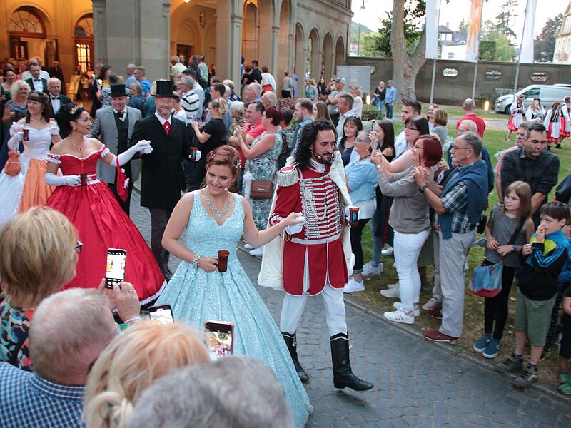 F&uuml;rst und Quellenk&ouml;nigin bei der Gl&auml;serpolonaise 2022.