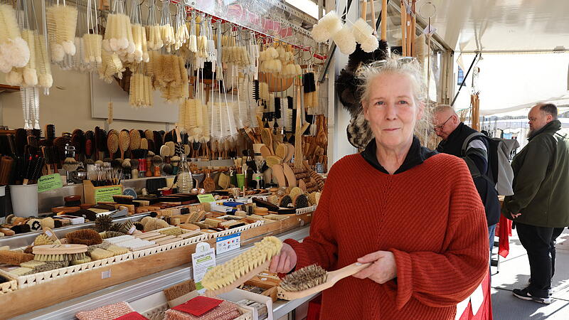 B&uuml;rsten sind beim Fr&uuml;hlingsmarkt der Renner, zeigt Christine Schreimel. Sogar f&uuml;r Steckdosen hat sie kleine B&uuml;rstchen aus Holz oder Plastik.