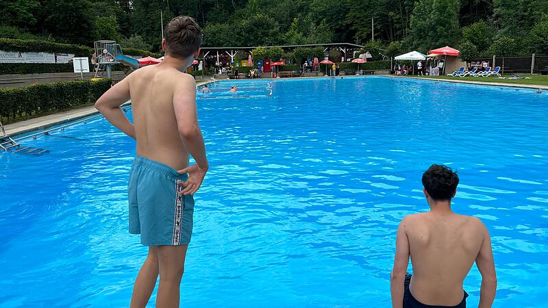 Das Gräfenberger Freibad muss saniert werden, genau wie die weiteren Bäder in Streitberg und Egloffstein. Doch dafür wird die Zeit knapp.Forchheim & Fränkische Schweiz Das Gräfenberger Freibad muss saniert werden, genau wie die weiteren Bäder in Streitberg und Egloffstein. Doch dafür wird die Zeit knapp.