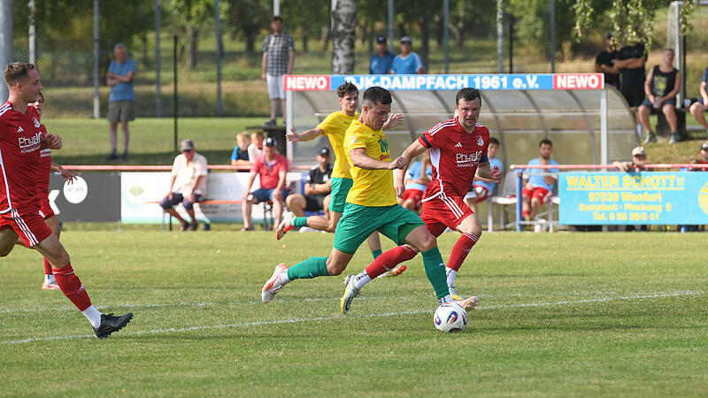 Fabian Trunk von der DJK Bamberg kommt ungehindert zum Schuss auf das Dampfacher Tor.
