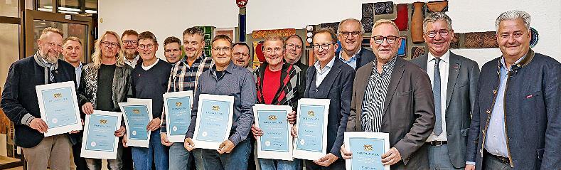 Die ausgezeichneten Ausbilder mit der HWK-Führung: (v.l.) Metzgermeister Thomas Köhn, HWK-Geschäftsführer Rainer Beck, Metallbauermeister Thomas Limmer, Kreishandwerkermeister Karl-Michael Hopf (Bayreuth), Schreinermeister Reinhard Schmidt, HWK-Ge...