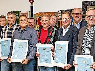 Die ausgezeichneten Ausbilder mit der HWK-Führung: (v.l.) Metzgermeister Thomas Köhn, HWK-Geschäftsführer Rainer Beck, Metallbauermeister Thomas Limmer, Kreishandwerkermeister Karl-Michael Hopf (Bayreuth), Schreinermeister Reinhard Schmidt, HWK-Ge...