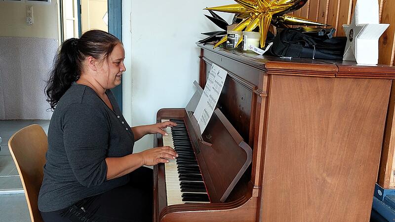 Jennifer Ro&szlig; &uuml;bt schon mal am Klavier, das im neuen Mitmach-Caf&eacute; in Tettau steht.