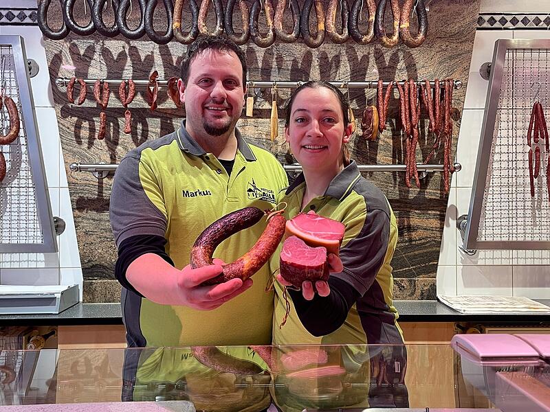Metzgermeister Markus Alles mit Lebensgef&auml;hrtin Sandra Krons in ihrem Verkaufsladen in der Innenstadt von Bad Kissingen. Die Rh&ouml;ner Spezialit&auml;tenmetzgerei Alles ist beim Metzger-Cup des Bayerischen Fleischerverbandes ausgezeichnet worden.