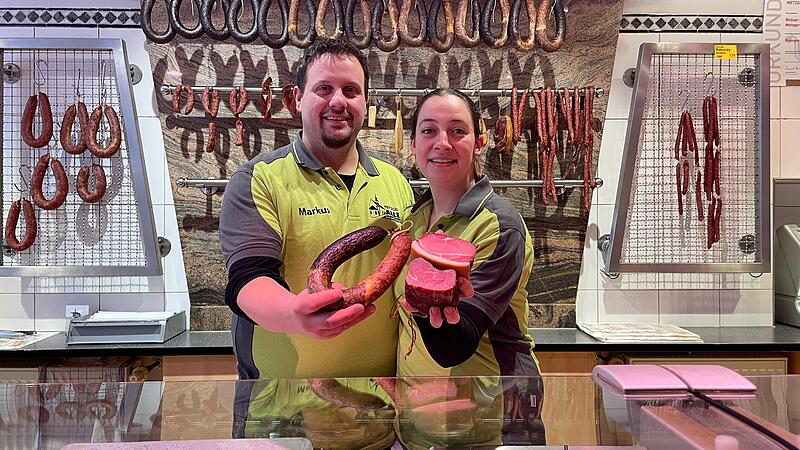 Metzgermeister Markus Alles mit Lebensgef&auml;hrtin Sandra Krons in ihrem Verkaufsladen in der Innenstadt von Bad Kissingen. Die Rh&ouml;ner Spezialit&auml;tenmetzgerei Alles ist beim Metzger-Cup des Bayerischen Fleischerverbandes ausgezeichnet worden.