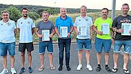 Das Bild zeigt einige der Geehrten des SV Aura (von links): Ehrenamtsbeauftragter Jürgen Stumpf, 1. Vorsitzender Marco Danz, Steffen Graser, Marco Holzinger, Daniel Sauer, Alexander Manninger und Thomas KolbManuel Kolb Das Bild zeigt einige der Geehrten des SV Aura (von links): Ehrenamtsbeauftragter Jürgen Stumpf, 1. Vorsitzender Marco Danz, Steffen Graser, Marco Holzinger, Daniel Sauer, Alexander Manninger und Thomas KolbManuel Kolb
