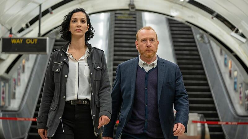Priya Shamsie (Sonita Henry) und Max Arnold (Adrian Scarborough)