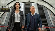 Priya Shamsie (Sonita Henry) und Max Arnold (Adrian Scarborough)
