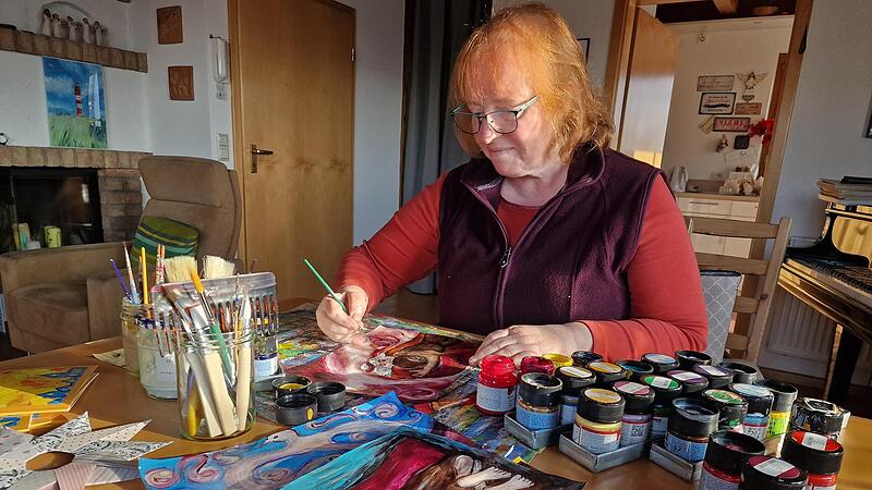 Künstlerin Doris Hopf bei der Arbeit.