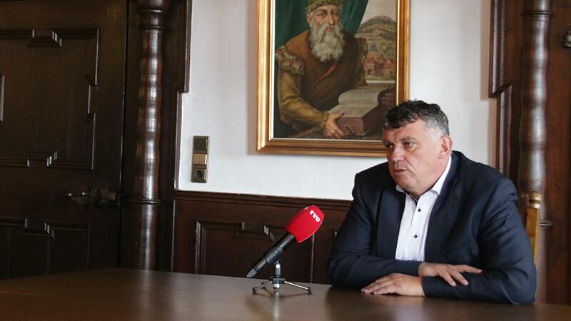 Sichtlich gezeichnet von den Anstrengungen der vergangenen Monate im Wahlkampf sowie als amtierender B&uuml;rgermeister und Thermen-Werkleiter &ndash; und vor allem durch die Erkrankung seiner Frau &ndash; gab Hans Josef Stich am Montag in einer Pressekonferenz im Rathaus seinen R&uuml;ckzug bekannt.