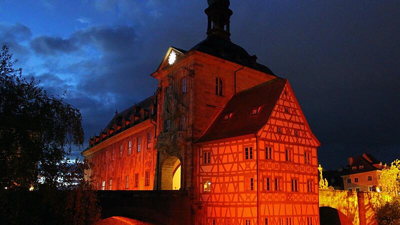 Zuletzt leuchtete das Alte Rathaus in Bamberg vor f&uuml;nf Jahren zur Play-off-Zeit in Rot.