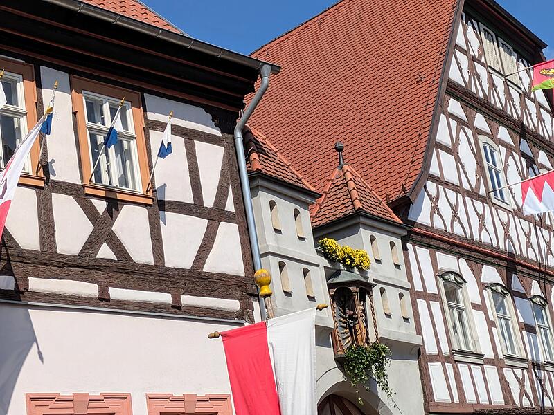 Das M&uuml;nnerst&auml;dter Heimatspielhaus im bunten Fahnenschmuck