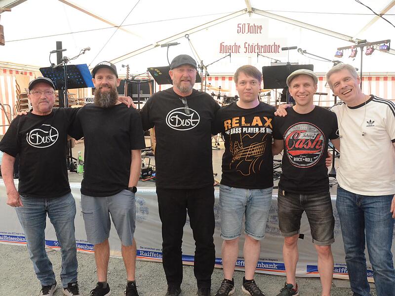 Die Band &bdquo;Dust&ldquo; vor ihrem Auftritt in Haig. Mit Ihren auserlesenen Hits aus vergangenen Tagen erfreuten sie mit einem Drei-Stunden-Programm alle Generationen. Vor der B&uuml;hne von links: Jochen Schlick, Philip Klinger, J&uuml;rgen Vorndran, Christian Dets...