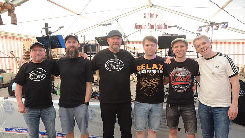 Die Band &bdquo;Dust&ldquo; vor ihrem Auftritt in Haig. Mit Ihren auserlesenen Hits aus vergangenen Tagen erfreuten sie mit einem Drei-Stunden-Programm alle Generationen. Vor der B&uuml;hne von links: Jochen Schlick, Philip Klinger, J&uuml;rgen Vorndran, Christian Dets...