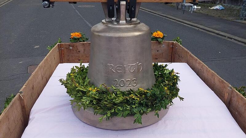 Festlich geschm&uuml;ckt: die neue Reither Glocke