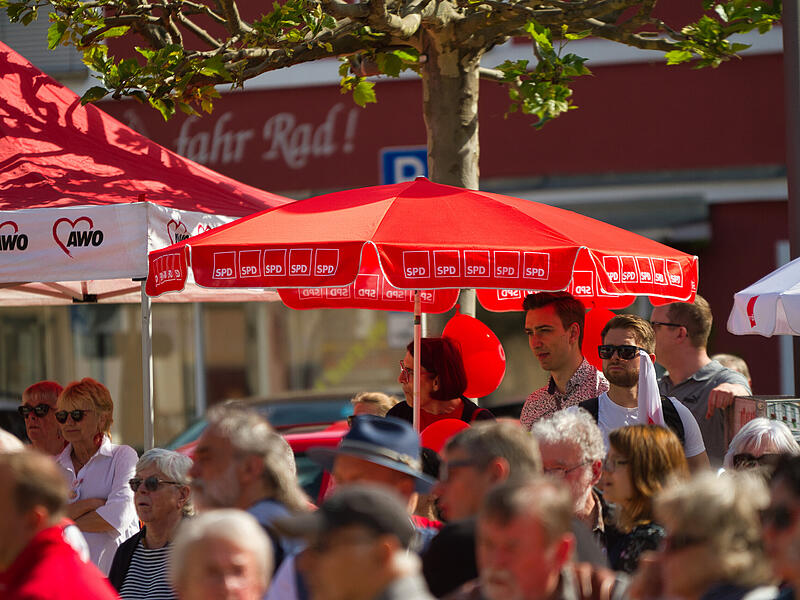 Zahlreiche Menschen versammelten sich auf dem Forchheimer Marktplatz.