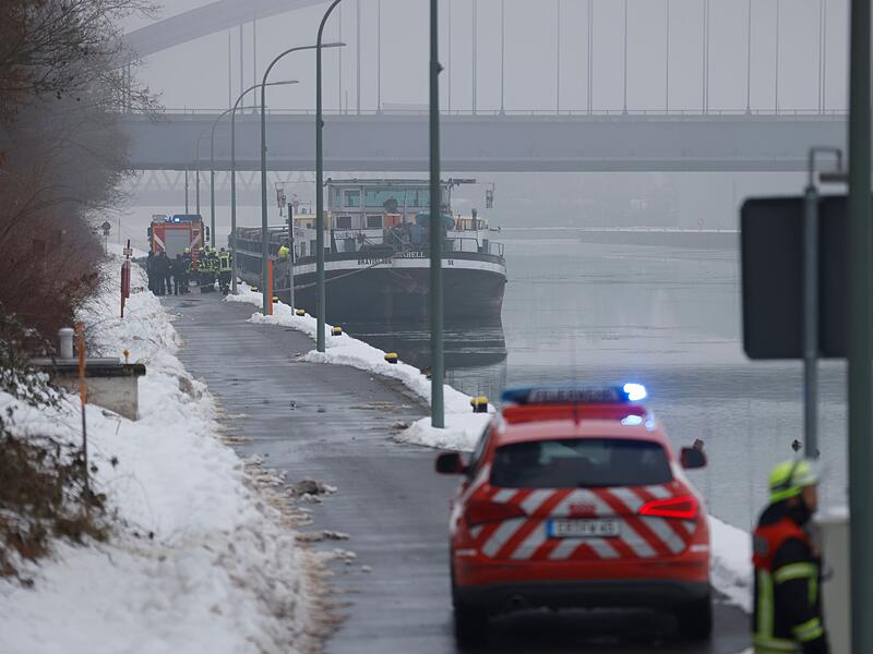 Schiff schl&auml;gt auf eisigem Kanal leck