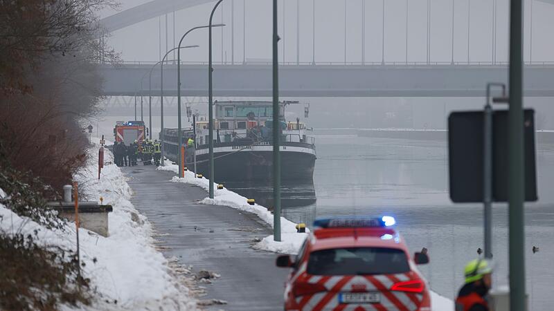 Schiff schl&auml;gt auf eisigem Kanal leck