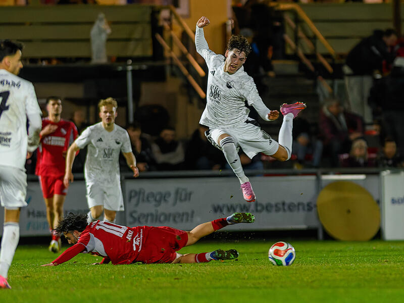 Der Coburger Lucas Jacob wird von ATSV-Akteur Burak Ayvaz mit einem Foul gestoppt.