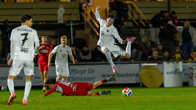 Der Coburger Lucas Jacob wird von ATSV-Akteur Burak Ayvaz mit einem Foul gestoppt.
