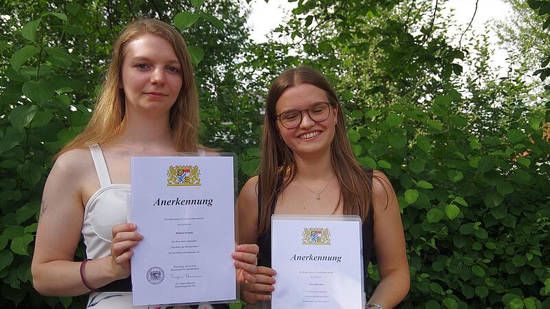 Melanie Gerlach und Romy Marschall, die mit einem Notendurchschnitt von 1,0 einen Regierungspreis erhielten.