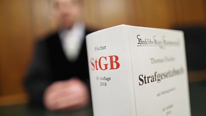 Ein 25-j&auml;hriger Mann muss sich wegen einer Reihe von Straftaten vor Gericht verantworten.