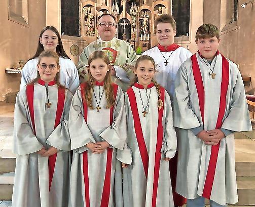 Eingeführte und verabschiedet Ministranten mit Pfarrer (von links): Anna Hansel, Pfarrer Norbert Wahler, Gabriel Brand, Greta Warter, Paulina Birkstedt, Ina Reusch und Finn Durgut.