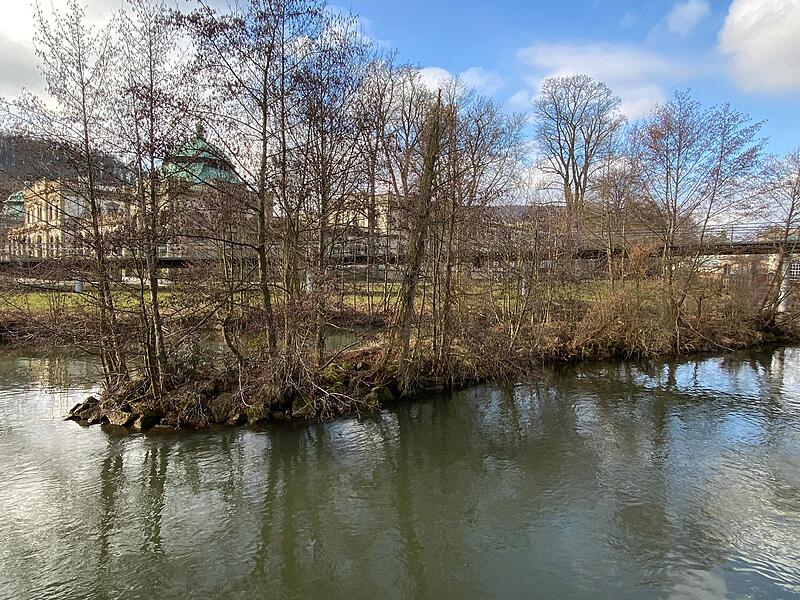 Vom Winter keine Spur mehr. Hier zu sehen: Die Fr&auml;nkische Saale mit der kleinen Insel und im Hintergrund das Luitpold Bad Kissingen.