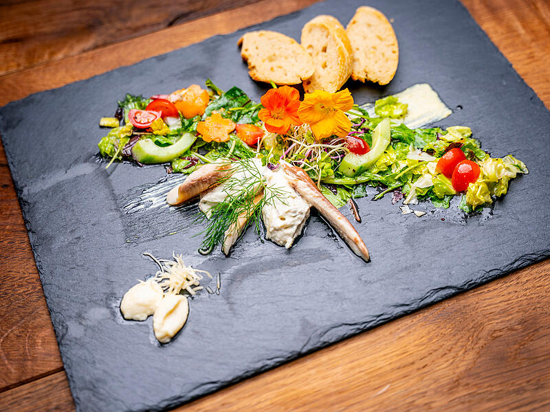 Landfrauenküche 2024 zu Gast in GräfenbergBrauerei Friedmann bei Landfrauenküche Als Vorspeise servierte die Gräfenbergerin Räucherforellen-Filet auf Salat, dazu selbstgebackenes Bierbaguette mit Forellenmuss.