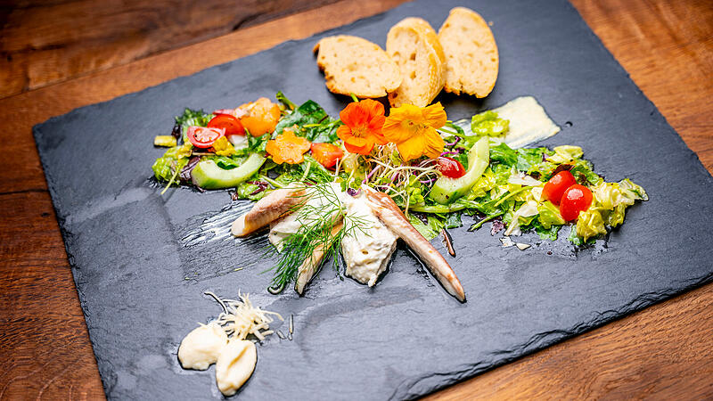 Landfrauenküche 2024 zu Gast in GräfenbergBrauerei Friedmann bei Landfrauenküche Als Vorspeise servierte die Gräfenbergerin Räucherforellen-Filet auf Salat, dazu selbstgebackenes Bierbaguette mit Forellenmuss.