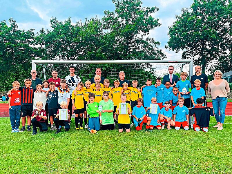 Die Fu&szlig;baller mit (von links) Ulrich Lang, Grundschule Tettau, Steffen Mahr, Grundschule K&uuml;ps mit Matthias Weiss, Philipp Laaber, Lucas-Cranach-Grundschule Kronach mit Philipp Montag, Sabrina St&ouml;ckert.Grundschule