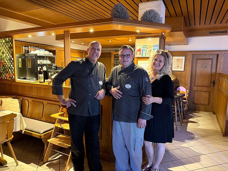 v.l. Frank Niebler, K&uuml;chenchef Manuel Pieper und Ehefrau Christine Niebler