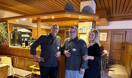 v.l. Frank Niebler, K&uuml;chenchef Manuel Pieper und Ehefrau Christine Niebler