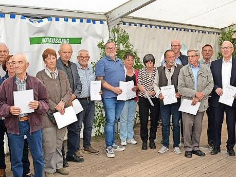 Ehrung passiver Mitglieder für 50 und 25 Jahre Mitgliedschaft (v. links): Alfred Memmel, Elmar Stark, Luzia Maier, Günther Back, Hannelore Reißle, Roland Reißle, Hubert Rahm, Joachim Ruopp, Elisabeth Albert, Dagmar Zehner, Klaus Herbig, Roland Kie... Ehrung passiver Mitglieder für 50 und 25 Jahre Mitgliedschaft (v. links): Alfred Memmel, Elmar Stark, Luzia Maier, Günther Back, Hannelore Reißle, Roland Reißle, Hubert Rahm, Joachim Ruopp, Elisabeth Albert, Dagmar Zehner, Klaus Herbig, Roland Kie...