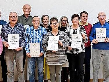 Ehrungen beim TV Bad Br&uuml;ckenau: (von links) Ingrid Heinz (60 Jahre), Ehrenmitglied Manfred Klauer, Marlene Zirkel (25), Dieter Schiffler (Verdienstnadel Gold), Reinhold Hahn (25), Rainer Betz (60), Dieter Jost (40), Charlotte Richter (15), Birgit...