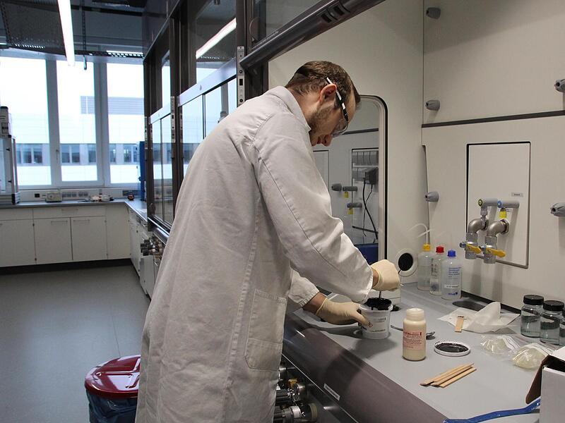 in Forschungsthema im Siemens Labor ist die Entwicklung industriell tauglichen Klebers.