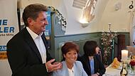 Er wird aller Voraussicht nach wohl wieder in den Landtag einziehen: Rainer Ludwig, hier mit Ehefrau Angelika bei der Wahlparty der Freien Wähler auf der Plassenburg.