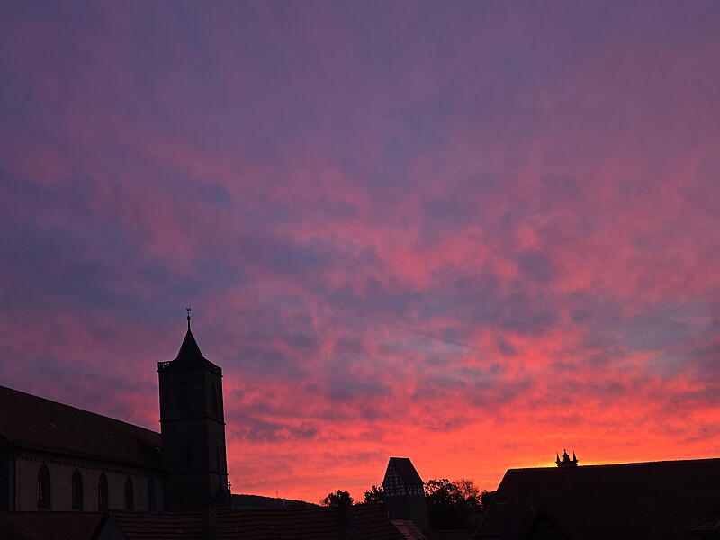 Dieses intensive Morgenrot bei M&uuml;nnerstadt war nur wenige Minuten zu beobachten.